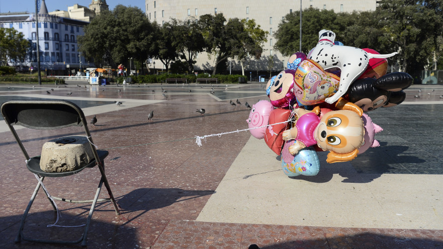 בלונים קשורים לכיסא בברצלונה לאחר בריחת ההמון