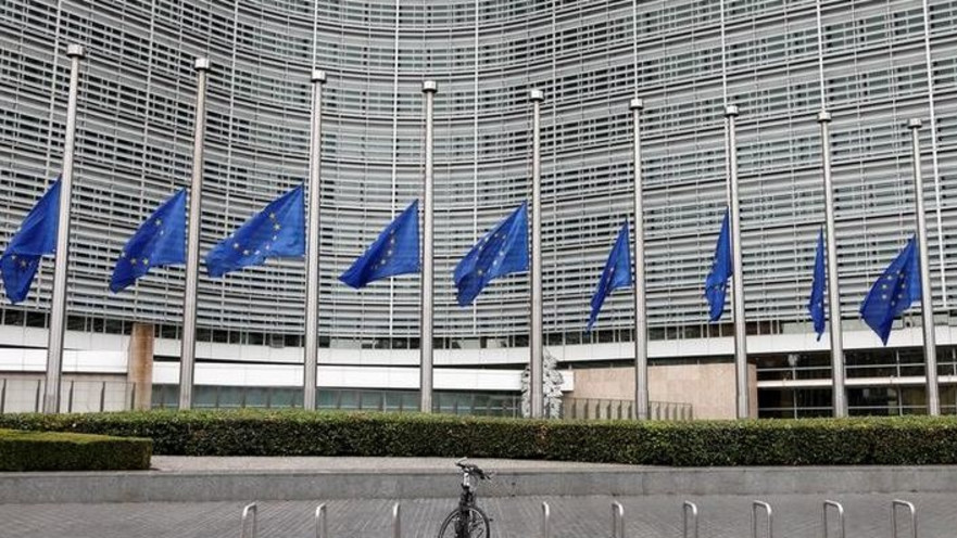 דגלי האיחוד האירופי הורדו לחצי התורן