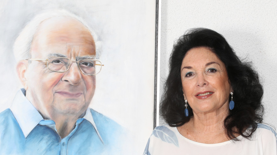 מירי שפיר־נבון עם תמונת בעלה המנוח, הנשיא החמישי יצחק נבון ז"ל