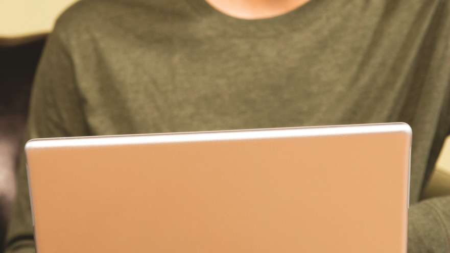 איש עם מחשב