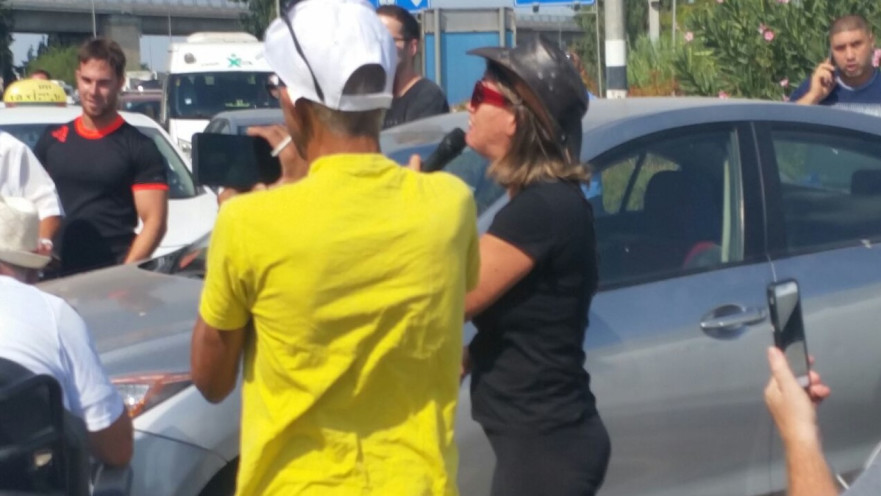 הנכים חוסמים את הכניסה לנתב"ג