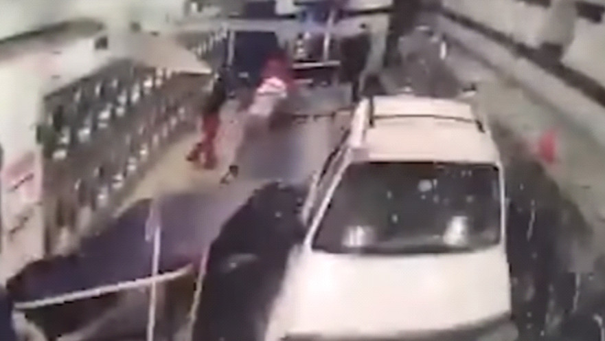 פצע חמישה אנשים כשניסה לצאת מהחניה