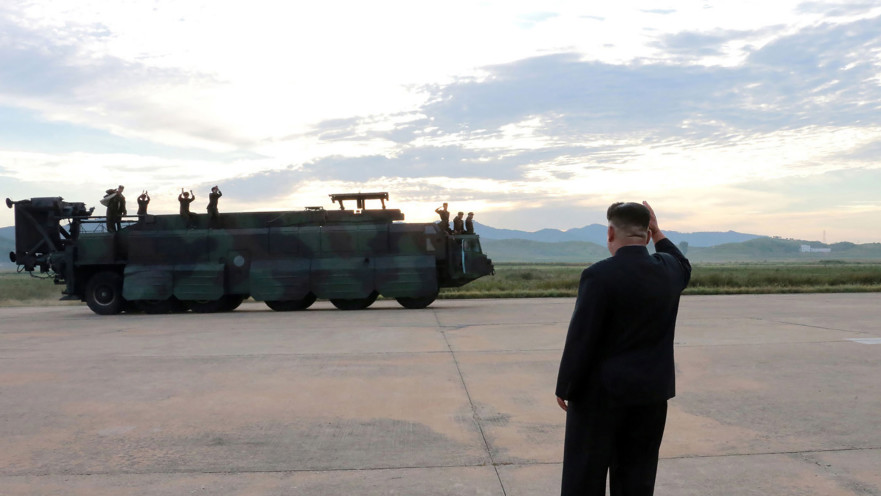 קים ג'ונג און עם חיילי קוריאה הצפונית