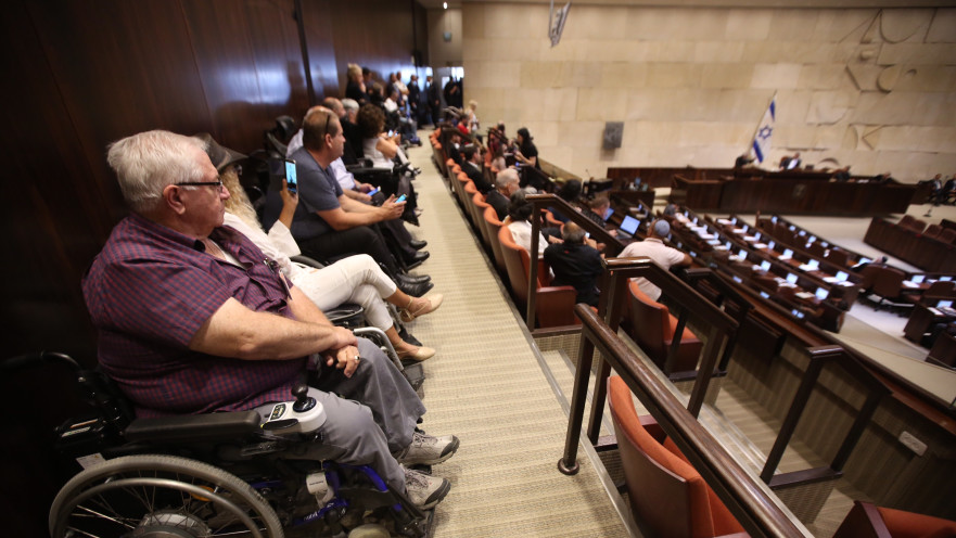 נציגי מאבק הנכים במליאת הכנסת. 