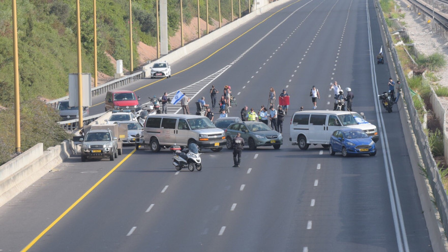 הנכים חוסמים את כביש 20