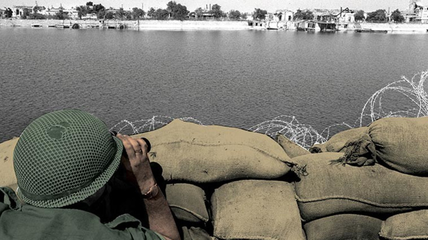 חייל צה"ל משקיף על התעלה  בין ההתשה לכיפור 