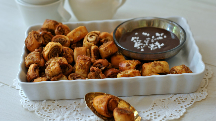 נגיסי שמרים בסוכר  וקינמון בגנאש שוקולד