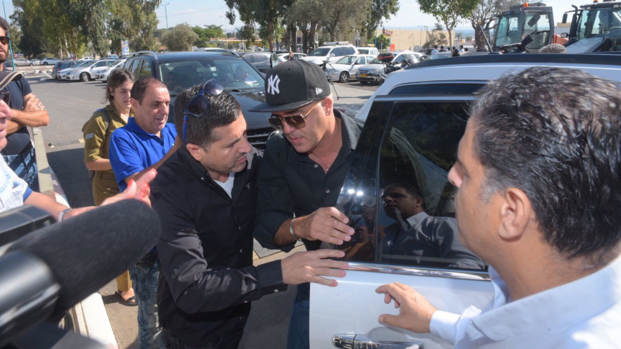 קובי פרץ בכניסה לכלא מעשיהו