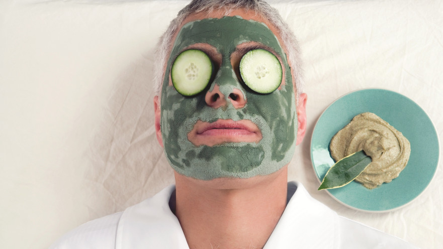 גבר מקבל טיפול פנים