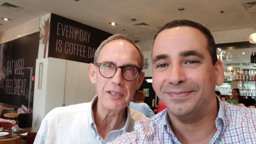 נחמן שי ויואל חסון בבית קפה בתל אביב