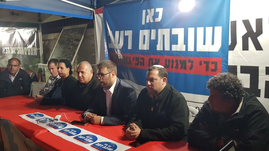 אורן חזן באוהל המחאה מול בית ראש הממשלה