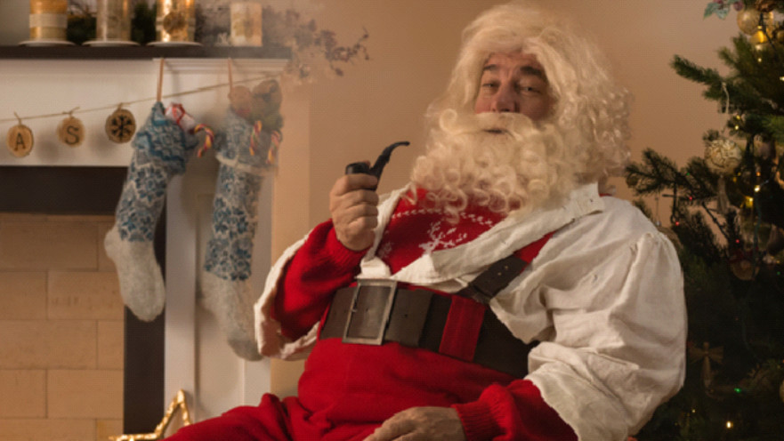 נכנס לאווירת החג. סנטה עישן מקטרת עם קראק
