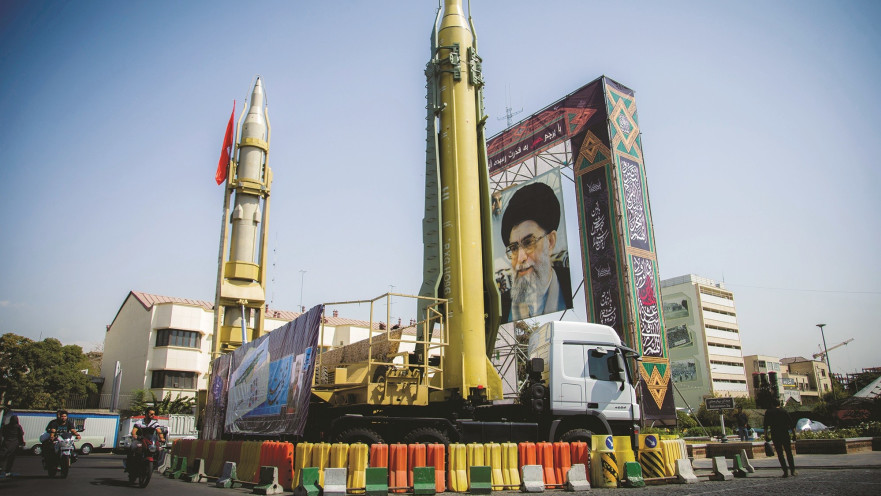טילים איראניים על רקע תמונתו של חמינאי