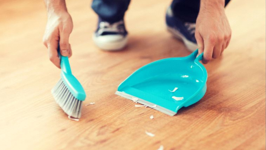 אישה מתגרשת כי הבעל לא נותן לה לעזור לנקות ולסדר את הבית