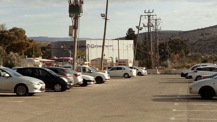 רכבים בכניסה לבסיס 
