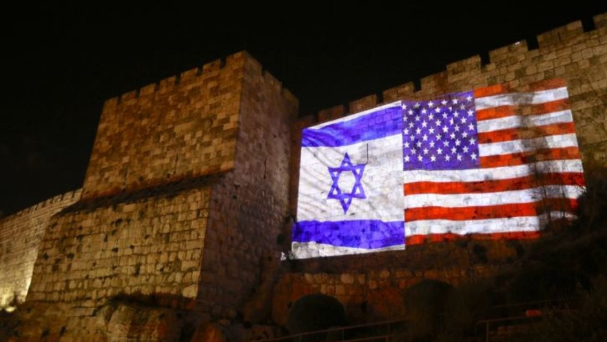 חומות העיר העתיקה מוארות בצבע דגלי ארה"ב וישראל