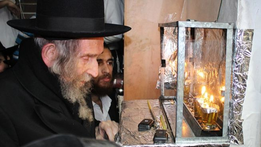 הרב שטיינמן ז"ל מדליק נרות חנוכה