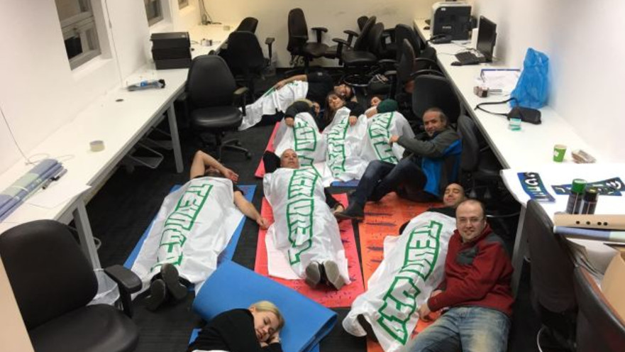 עובדי מפעל טבע מתבצרים במפעל בירושלים