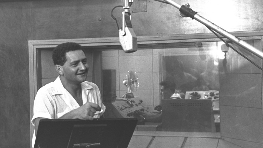 שמעון ישראלי באולפן קול ישראל שנת 1959 צילום משה פרידן לע''מ