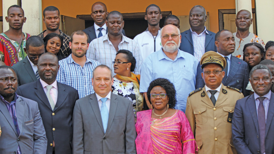 סגנית שר החקלאות של קמרון והשגריר רני גידור בטקס בכפר אובלה