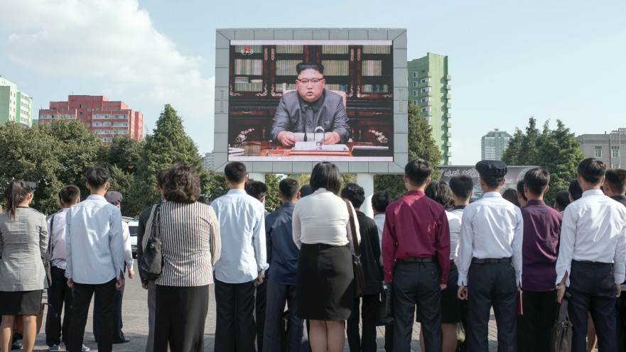 תושבי פיונגיאנג צופים במסך ענק בנאום של מנהיג צפון קוריאה קים ג'ונג און