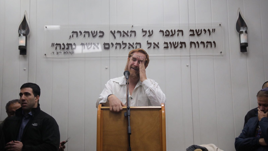 יהודה גליק בהלוויית אשתו