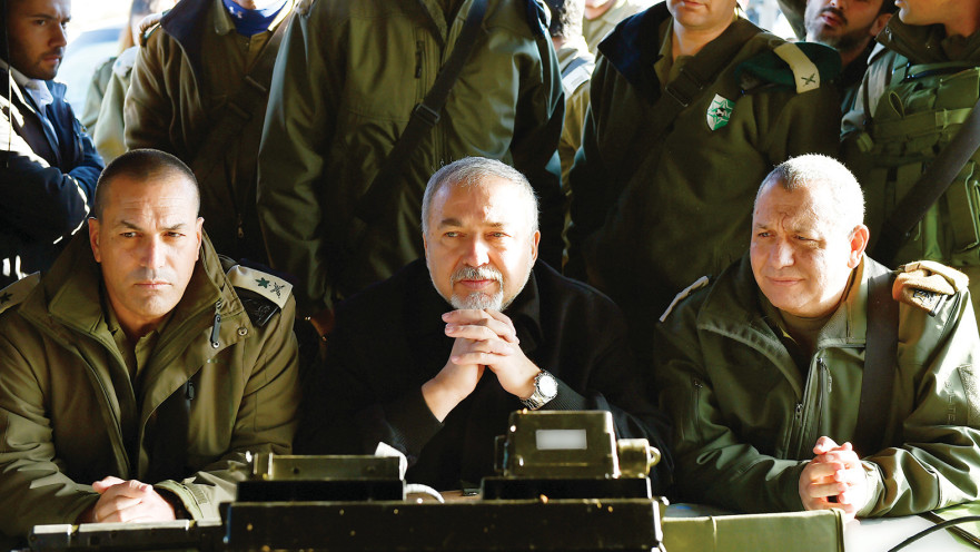 ליברמן ואיזנקוט במהלך תרגיל בדרום 