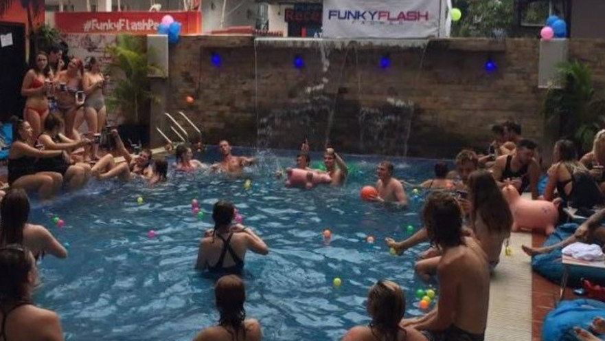 מסיבת בריכה