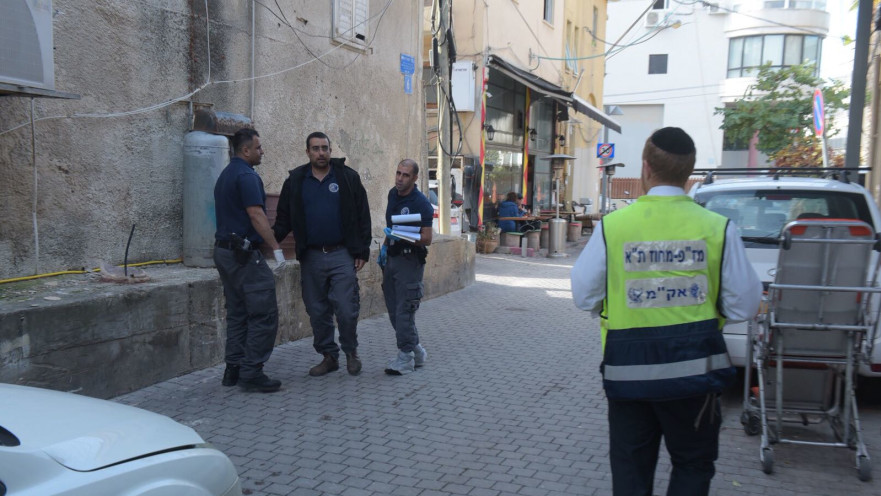 שוטרים בזירה בה יש חשד שנרצחה יצאנית בת"א 
