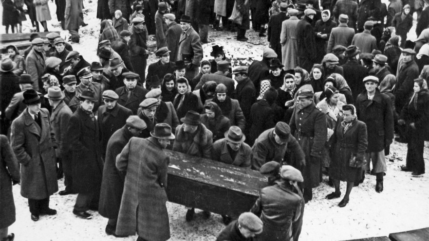 ניצולי צ'נסטוחובה מביאים למנוחות את הנרצחים בגטו 