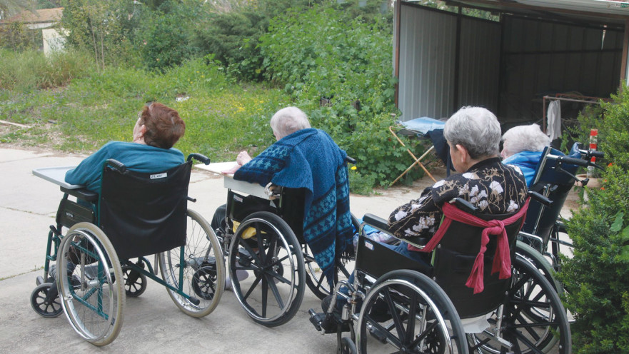 קשישים סיעודיים על כסאות גלגלים