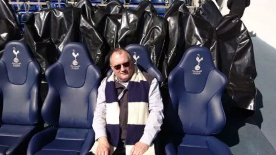 דיוויד ניומן עם הצעיף של טוטנהאם