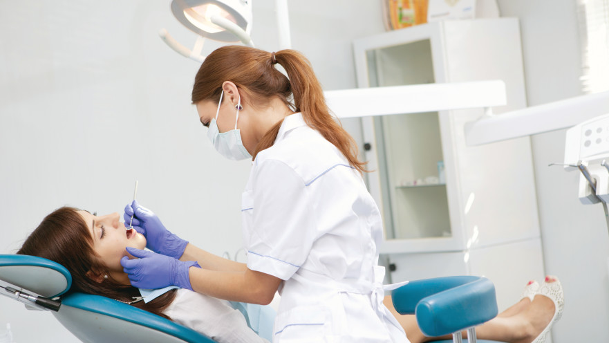 אישה אצל רופא שיניים, אילוסטרציה