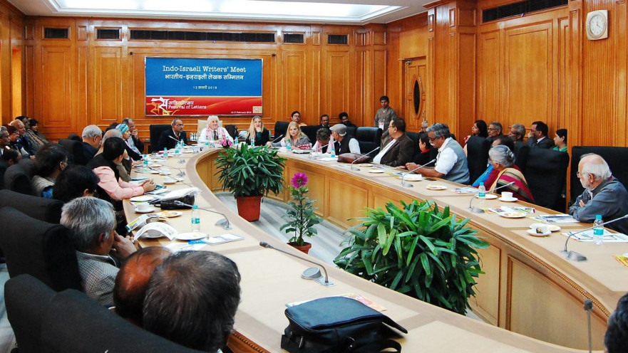 מפגש בהודו עם סופרים ישראלים. 