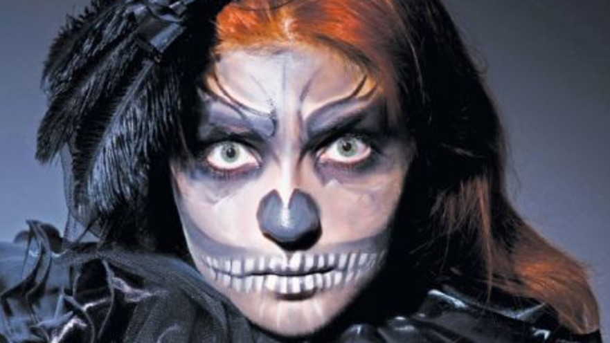 אישה בתחפושת