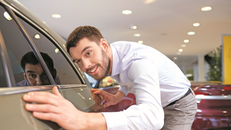 גבר עם מכונית