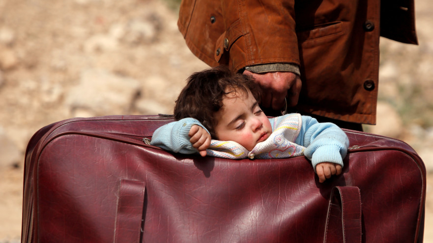 אזרחים נמלטים מהעיר ע'וטה שבסוריה