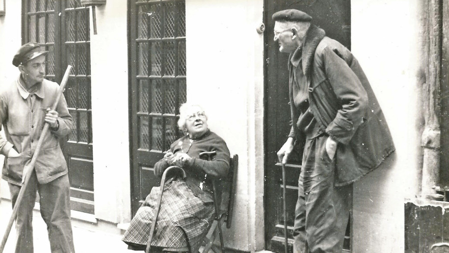 זקנים עם מקלות הליכה (למצולמים אין קשר לסיפור)