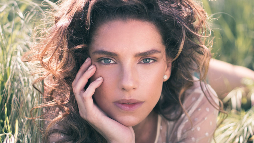 טל טלמון. סטיילינג: גילי אלגבי. חולצה: עדיקה חזייה: נטע אפרתי חצאית: conscious exclusive  H&M