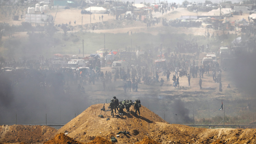 חיילים ישראלים ופלסטינים על הגדר בגבול עזה-ישראל 