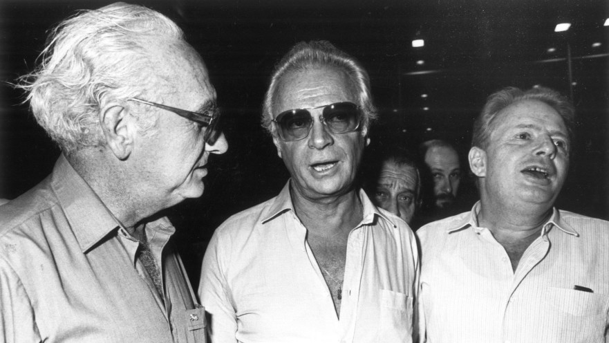 דוש ואפרים קישון (במרכז) יחד עם טומי לפיד