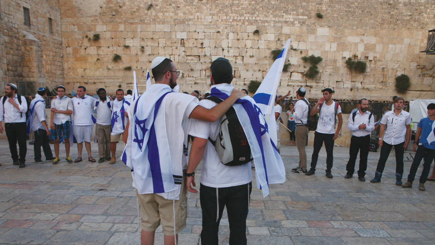 מתחבקים עם דגלים בכותל