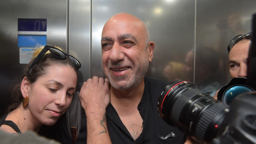 ניסו שחם ביציאה מבית המשפט