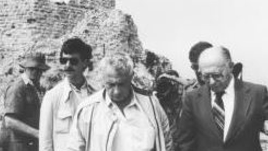 ראש הממשלה מנחם בגין ושר הביטחון אריאל שרון יורדים מהבופור 07.06.82 