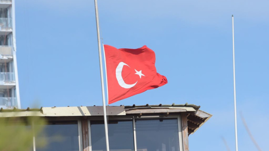 שגרירות טורקיה הורידה את הדגל לחצי התורן