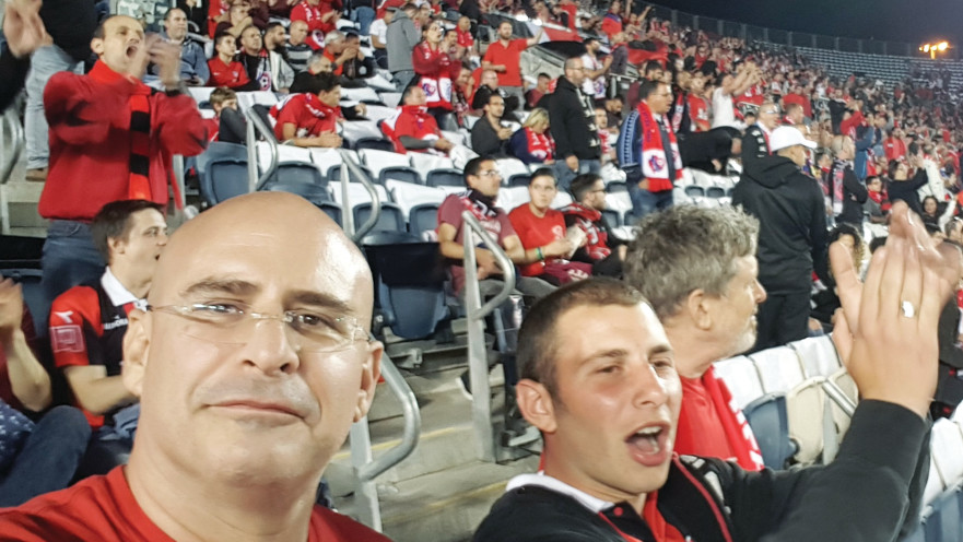 יהיה מה שיהיה, רק לא אוהד מכבי חיפה. אני והג'וניור בטדי