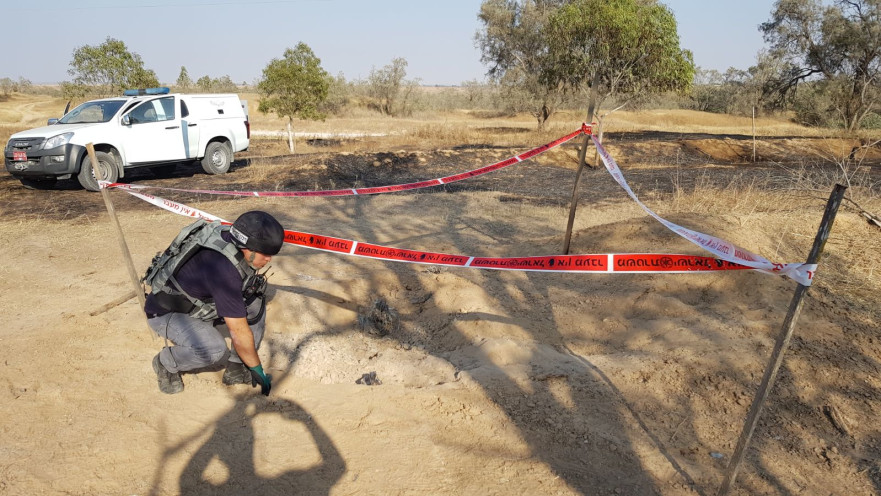 חבלן משטרתי מטפל בזירת נפילת פצמ"ר