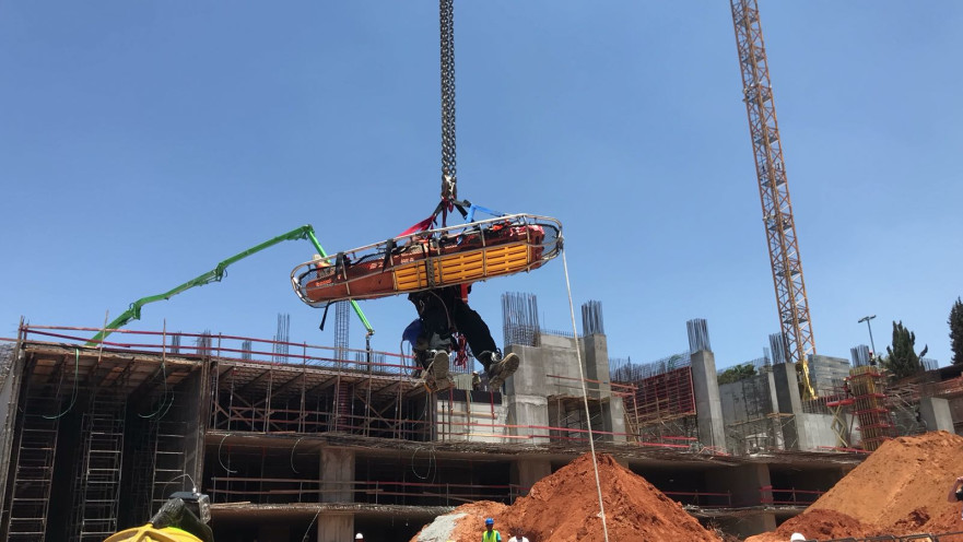 חילוץ הפועל שנפל לבור בפתח תקווה