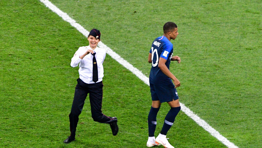 אחת הפורצות לכר הדשא בגמר המונדיאל