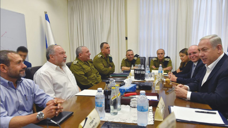 בנימין נתניהו, אביגדור ליברמן וגדי איזנקוט בדיון הערכת מצב